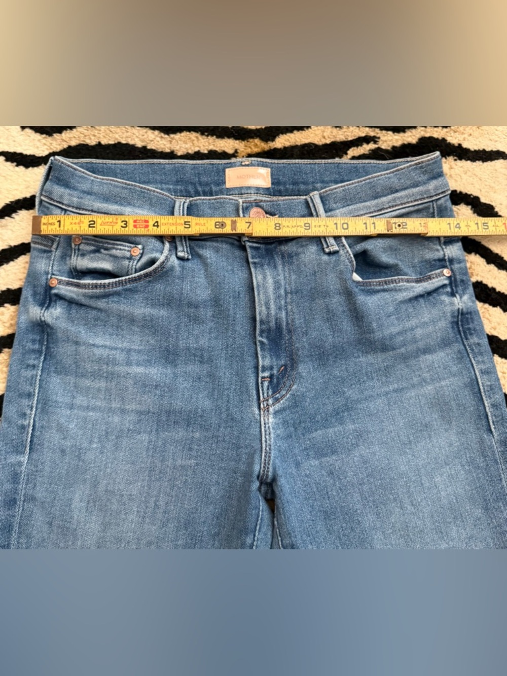 Mother The Weekender Fray Mid Rise Flare Jeans in A Groovy Kind of Love Size 28 - Picture 7 of 13